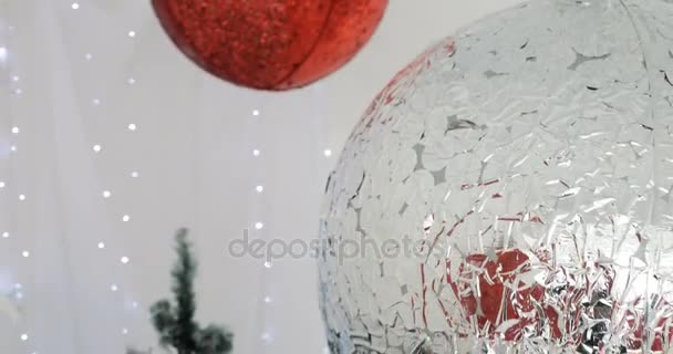 Grandes bolas de Navidad, Navidad y Año Nuevo Decoración — Vídeo de stock