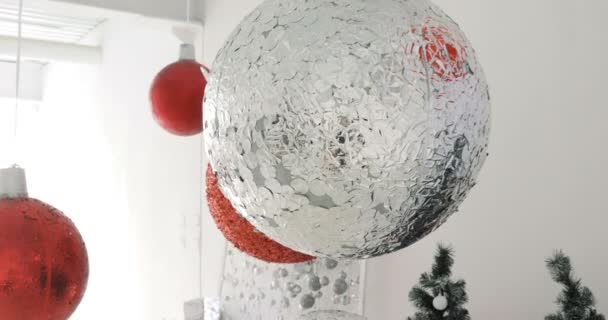 Grandi palle di Natale, Natale e Capodanno decorazione — Video Stock