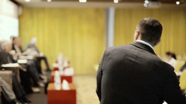 Concentre-se no homem de negócios que dirige a conferência para delegar sua mão para fazer uma pergunta — Vídeo de Stock