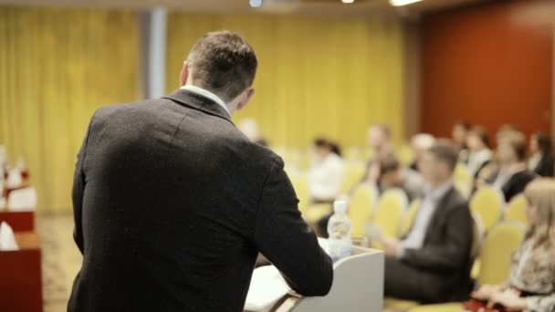 Mluvčí sděluje projev na konferenci. Obchodní lidé seminář konference setkání úřadu koncepce školení — Stock video