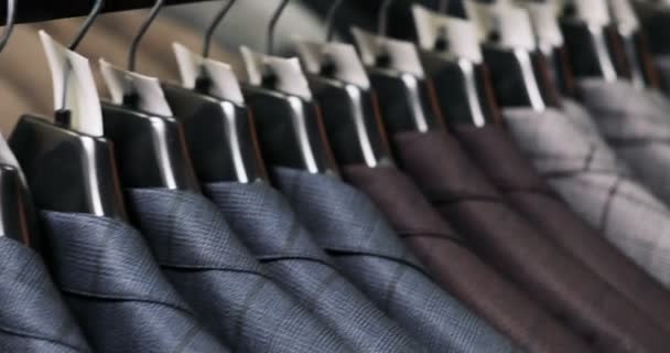 Mens passar på tailors shop. Mens händer väljer en jacka i sin garderob. Man väljer — Stockvideo