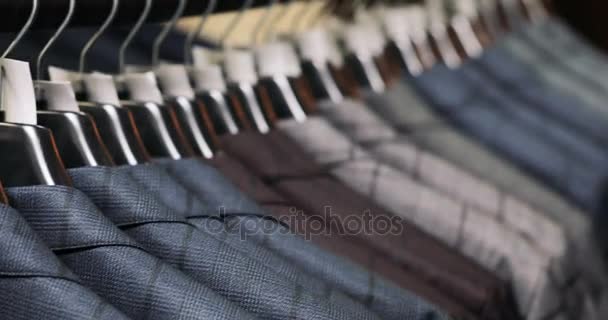 メンズ スーツ仕立て屋で。メンズの手は自分のワードローブのジャケットを選択します。男性を選択します。 — ストック動画