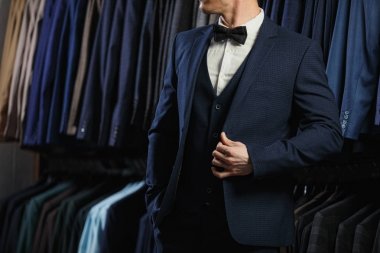 Takım elbise dükkanı takım elbise giymiş yakışıklı beyaz iş adamı