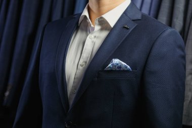 Son detay mükemmel. Modern iş adamı. Moda çekim zarif klasik takım yakışıklı bir adam. Mens güzellik, moda.