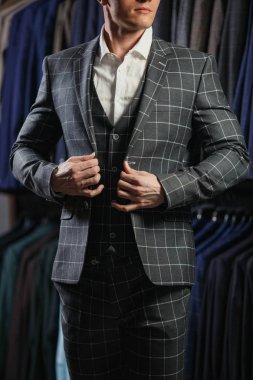 Takım elbise dükkanı takım elbise giymiş yakışıklı beyaz iş adamı