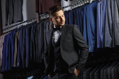 Takım elbise dükkanı takım elbise giymiş yakışıklı beyaz iş adamı