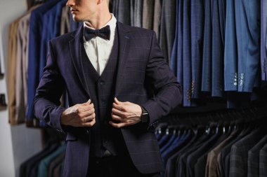 Takım elbise dükkanı takım elbise giymiş yakışıklı beyaz iş adamı