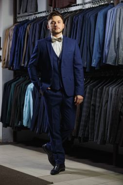istemci zarif ceketli biri. Arka plan Klasik takım elbise ve ceket