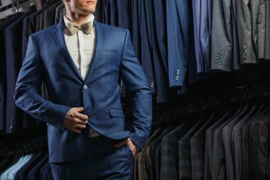 Yakışıklı beyaz işadamı takım elbise giymiş. Arka plan Klasik takım elbise ve ceket