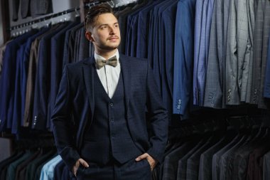 istemci zarif ceketli biri. Arka plan Klasik takım elbise ve ceket