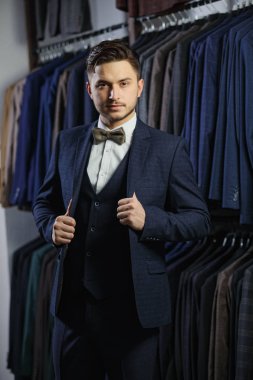 Yakışıklı beyaz işadamı takım elbise giymiş. Arka plan Klasik takım elbise ve ceket
