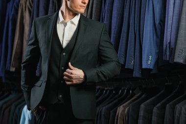 Şık erkek takım elbise. İş tarzı. Moda görüntü. Ofis çalışanı. Seksi adam ayakta