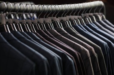Erkek takım elbise ceket askı üzerinde satır