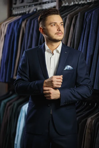 Guapo hombre de negocios caucásico vestido con el traje en la tienda de traje — Foto de Stock