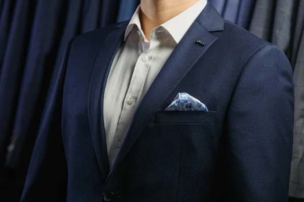 Perfekt till sista detalj. Moderna affärsman. Mode skott av en stilig man i eleganta klassiska kostym. Mens skönhet, mode. — Stockfoto