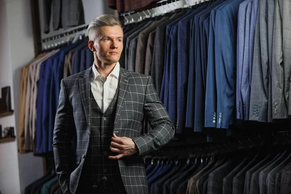 Perfecto hasta el último detalle. Un hombre de negocios moderno. Foto de moda de un hombre guapo en traje clásico elegante. Hombres belleza, moda . —  Fotos de Stock