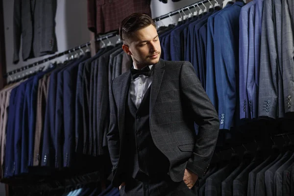 Takım elbise dükkanı takım elbise giymiş yakışıklı beyaz iş adamı