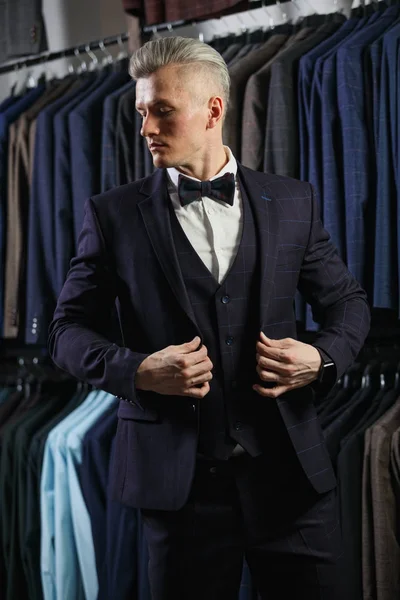 Tökéletes az utolsó részlet. Modern üzletember. Egy jóképű férfi az elegáns klasszikus öltöny divat lövés. Férfi szépség, divat. — Stock Fotó