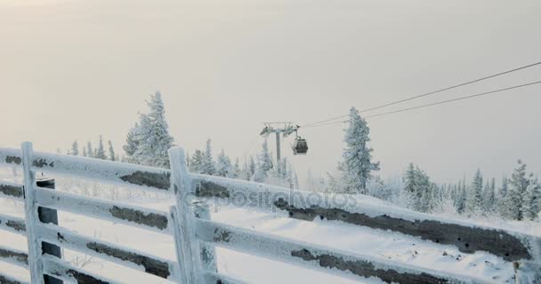 Elevador de cadeira de esqui com esquiadores em montanhas cobertas de neve — Vídeo de Stock