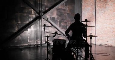 davul çalmak için davulcu adam silüeti