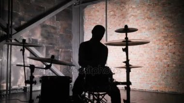 Şarkıcı sanatçı, gitar, davulcu ile sahnede konser rock bant. Müzik video punk, ağır metal veya rock grubu