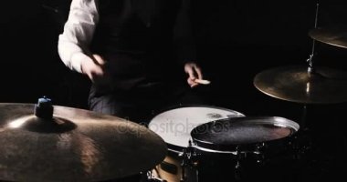 Baterist bateri seti çalış. Davulcu el siluet baget ile. Davulcu el oynamaya Drum plaka üzerinde Rock konseri, yakın çekim. Sahne Alanı'nda performans rock grubu
