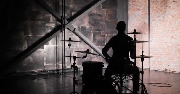 Silhouet van drummer man aan de spelen van de drums — Stockvideo