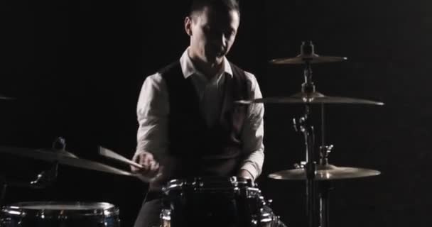 Bubeník hraje bicí souprava. Bubeník ruku silueta s stehno. Zblízka se bubeník ruku hrající Drum desky na rockový koncert. Rocková kapela na jevišti — Stock video