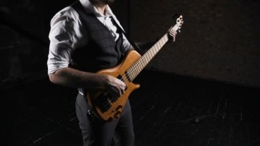 kadar rock gitar solosu kaybetmek. Rock gitar oyuncu ellerini closeup. Rock gitaristi. Elektro gitar çalmak genç adam