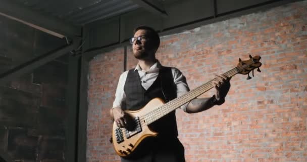 Mann Leadgitarrist spielt E-Gitarre — Stockvideo