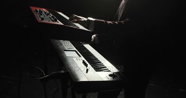 Elektrikli piyano müzisyen Elektrik piyano, klavye synthesizer piyano tuşlarında oynayan aktör. Müzisyen konser Sahne Alanı'nda bir müzik aleti çalıyor. synthesizer, tuşlarına basın, — Stok video