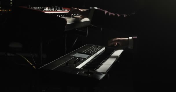 Musiker spielt Synthesizer — Stockvideo