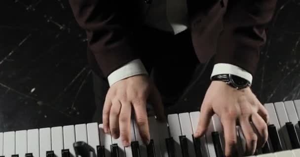 Man hands playing on synthesizer, top view close up — Stock Video