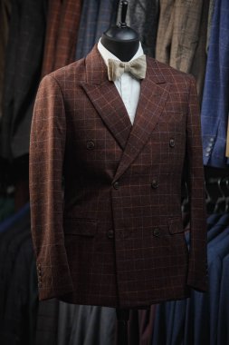 Erkek manken Formal giyim moda elbise dükkanı iç, perakende mağaza alışveriş modeli