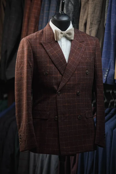 Mannelijke etalagepop formele slijtage Fashion kostuum winkel interieur, Model In winkelen winkel — Stockfoto