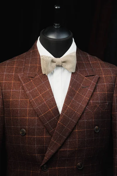 Erkek manken resmi giyim moda elbise dükkanı iç, Model siyah arka plan üzerine