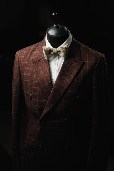 Erkek manken resmi giyim moda elbise dükkanı iç, Model siyah arka plan üzerine