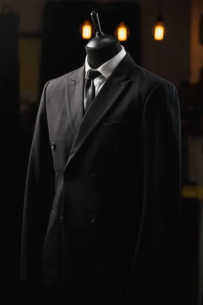 Мужской костюм, рубашка, галстук на манекене в магазине — стоковое фото