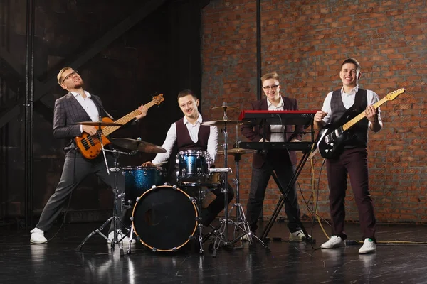 Eski bir endüstriyel bina rock grubunda