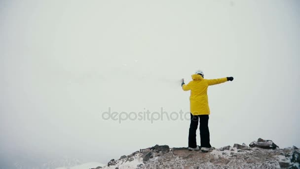 Молодая девушка-подросток играет с дымовыми шашками на вершине гор — стоковое видео