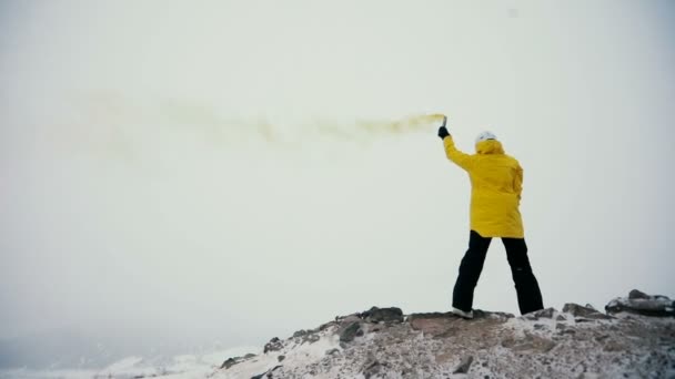 Giovane ragazza adolescente che gioca con razzi di fumo su una cima di montagne — Video Stock