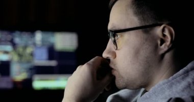 Bir bilgisayarda çalışan erkek hacker. hacker bardaklarda göstermek perde ile dolu siber güvenlik Merkezi'ndeki bilgisayar üzerinde çalışıyor.