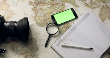 Üstten Görünüm. Yeşil ekranlı akıllı telefon günlüğü üzerinde yatıyor. Tatil Planlama. Chroma anahtar