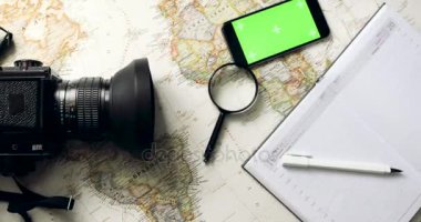 Üstten Görünüm Gezgin cep telefonu app vintage Resepsiyon yukarıdan kullanarak tatil Planlama