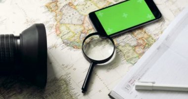 Üstten Görünüm. Yeşil ekranlı akıllı telefon günlüğü üzerinde yatıyor. Tatil Planlama. Chroma anahtar