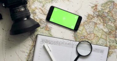 Üstten Görünüm Gezgin cep telefonu app vintage Resepsiyon yukarıdan kullanarak tatil Planlama