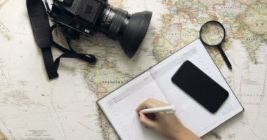 Dünya harita planlama seyahat macera arayan turist kadın. Üstten Görünüm