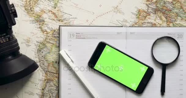Ovanifrån resenären planerar semester använder mobiltelefon app vintage skrivbord från ovan — Stockvideo