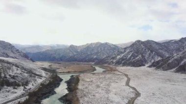 Havadan görünümü. Kış, yüksek Dağların üzerinden uçan. Hava kamera çekim. Altay, Sibirya.