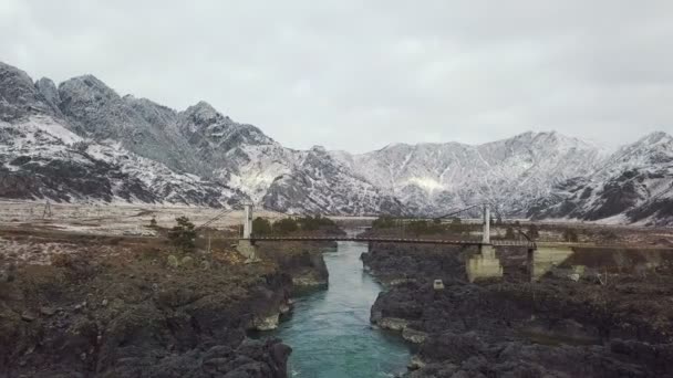 鸟瞰图。飞越那座美丽的山河。空中摄影机射击风景全景。快速移动的河的看法。阿尔泰, 西伯利亚. — 图库视频影像